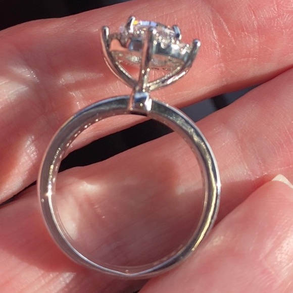 Gorgeous ring size 8 - Picture 5 of 5